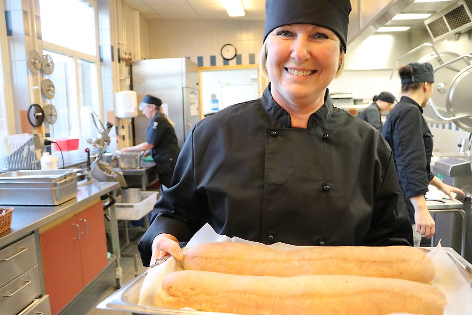 Kommundirektör Karina Hansson hjälper till i Sandbäcksskolans kök.