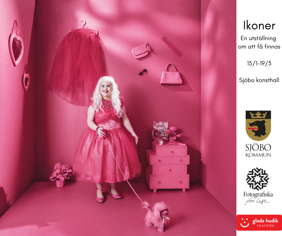 En bild på en glad person i rosa kläder, som håller i kopplet till en liten hund. De står inomhus i ett helt rosa rum. På bilden syns texten "IKONER 15/1-19/3" samt loggor för Glada Hudiksteatern, Fotografiska Stockholm och Sjöbo kommun