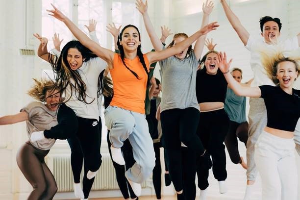 Flera ungdomar dansar - dans för att stärka psykiskt välbefinnande