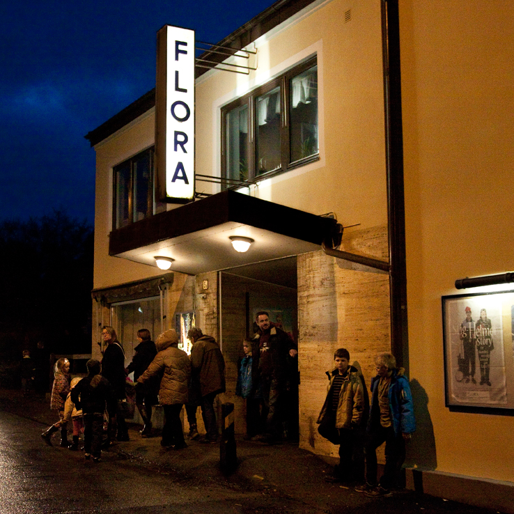 Ett foto av Flora kvällstid, med människor på väg ut från lokalen