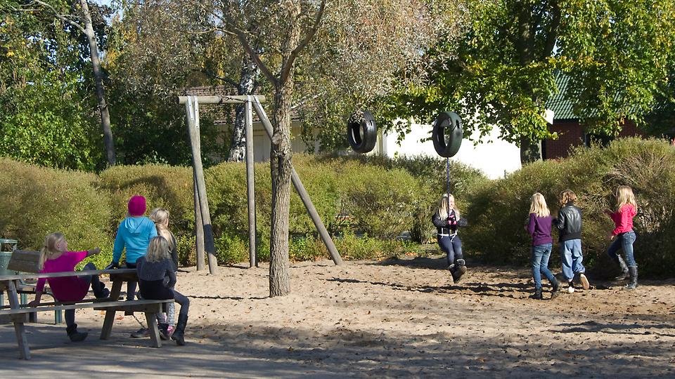 Barn som leker på Emanuelskolans skolgård