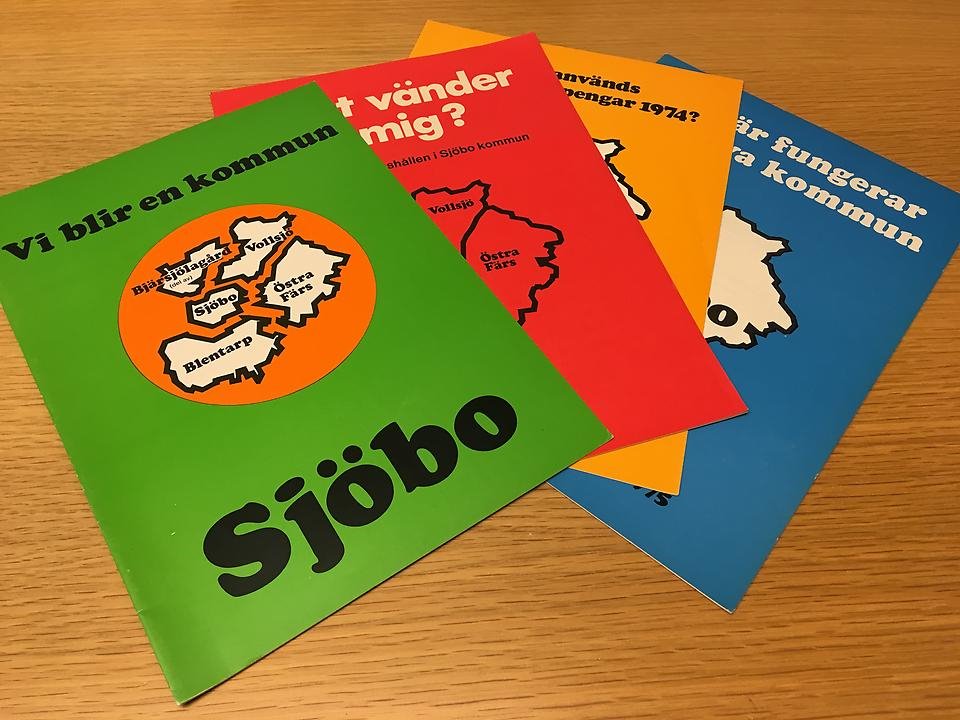 en samling tidstypiskt färgglada broschyrer med information om kommunsammanslagningen