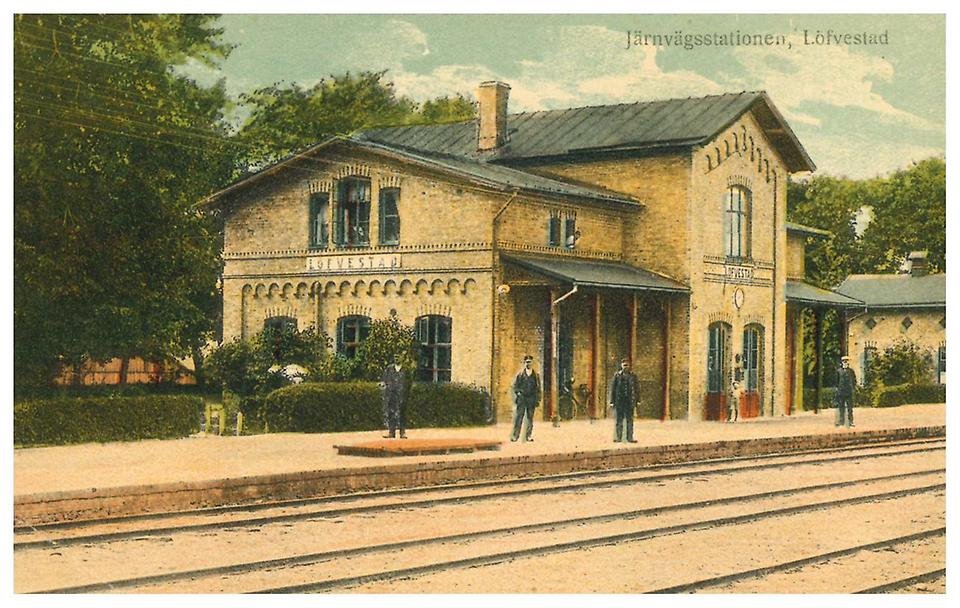 Vykort som visar tågstationen i Lövestad. Vykortet är från tidigt 1900-tal.