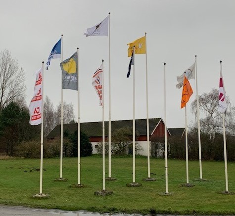 Bild på flaggorna i norra cirkulationsplatsen RV13/Esplanaden