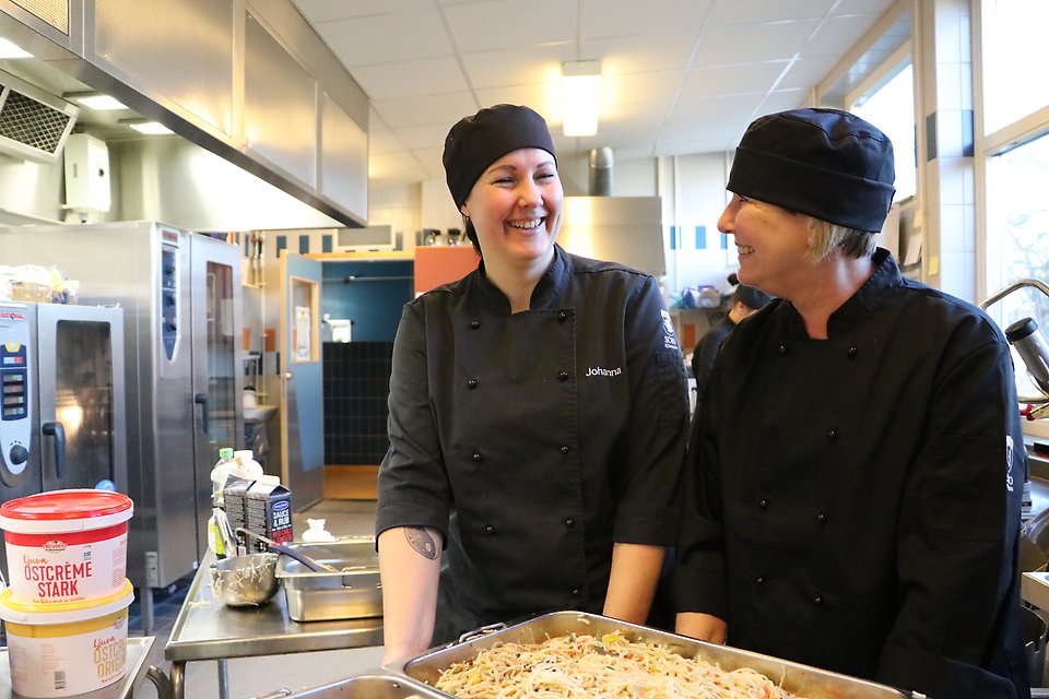 Kommundirektör Karina Hansson hälsar på och hjälper till i Sandbäcksskolans kök. Här med Johanna Amylon.