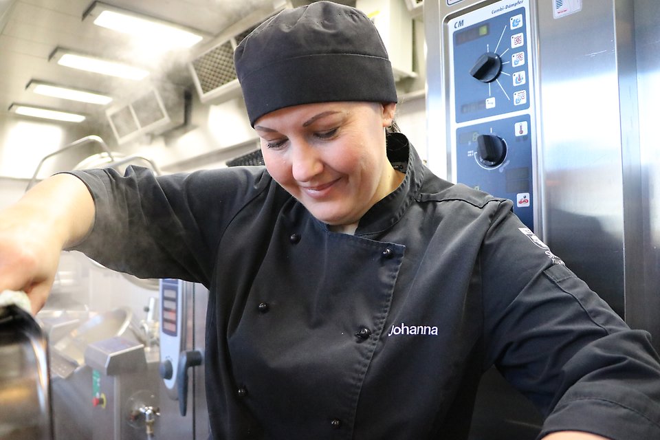 Johanna Amylon, kock i Sandbäcksskolans kök.