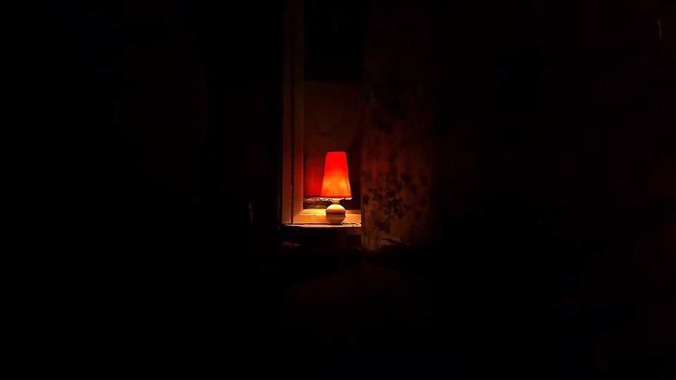 mörkt rum, ensam tänd lampa spara el