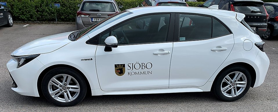 Bild på bil med Sjöbo kommuns logga på sidan
