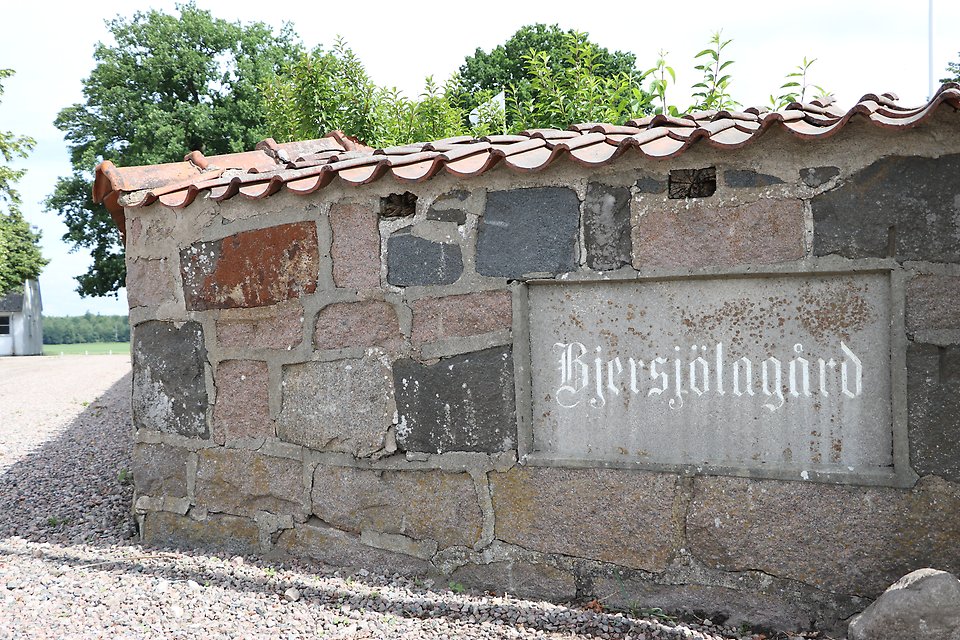 Gammal stenmur framför Bjärsjölagård slott.