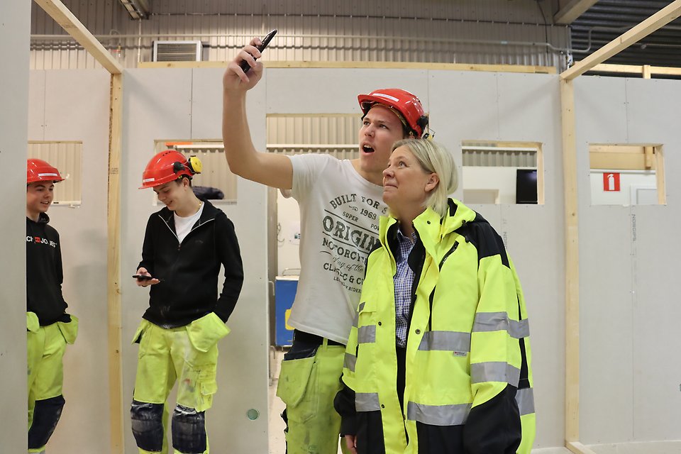 Magdalena Andersson, socialdemokraterna, besöker framgångsrika Malenagymnasiet i Sjöbo kommun.