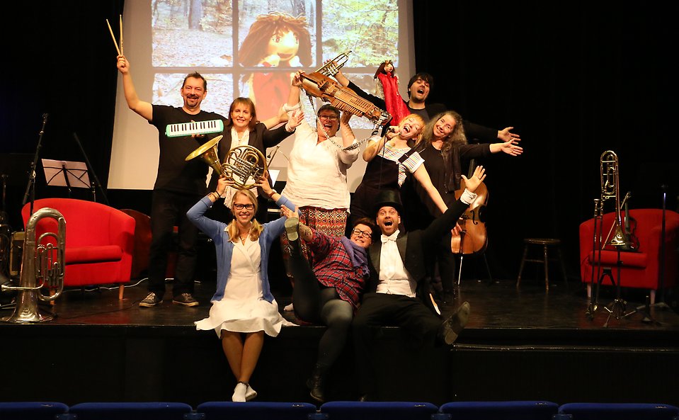 Ett foto på kulturskolans personal på scenen på Flora. De håller i olika instrument och ser glada ut