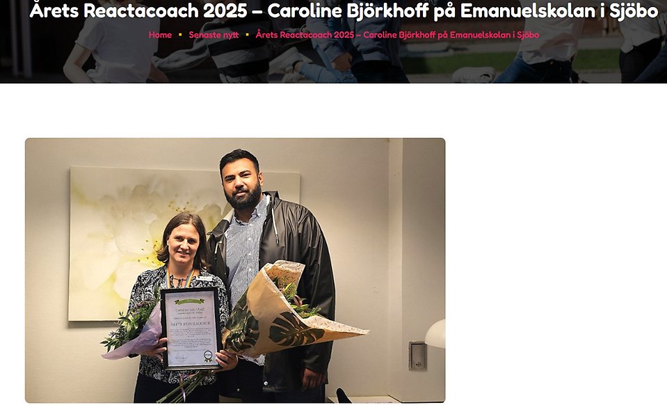 Caroline Björkhoff har fått blommor och utmärkelse, ler mot kameran.