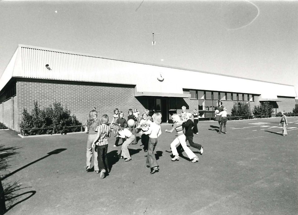 Barn som leker framför Vollsjö skola som då var nybyggd. Bilden tagen i början av 70-talet, svartvit bild. Ur kommunarkivet.