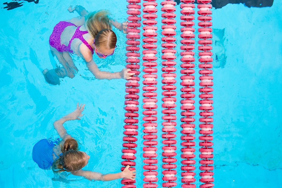Barn som simmar
