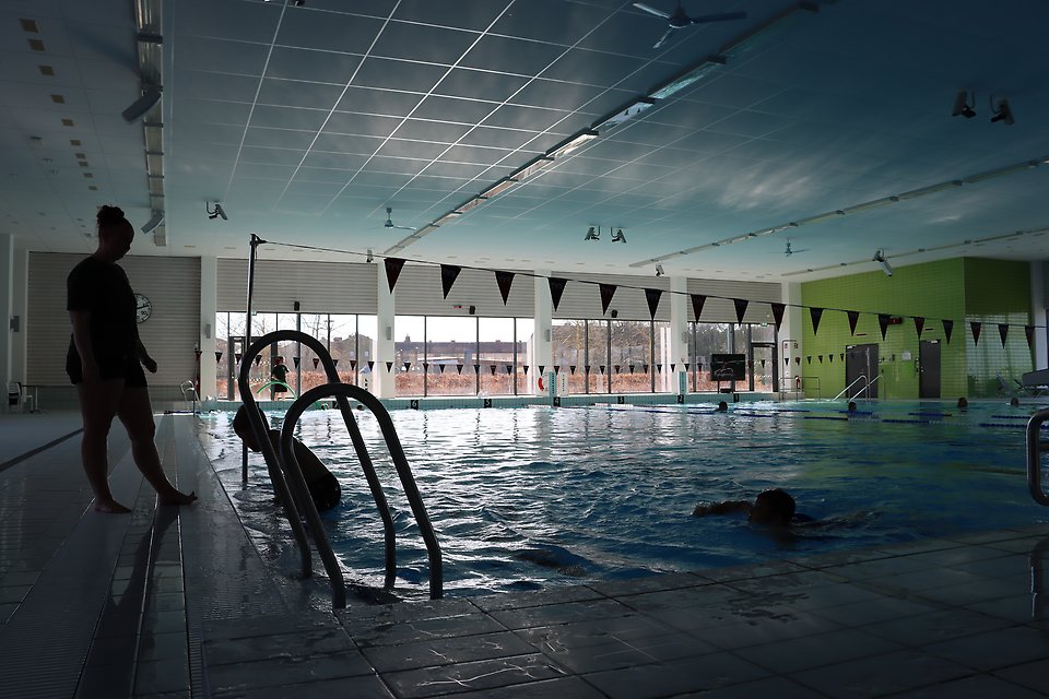 Stora bassängen i Sjöbo simanläggning, motljus.