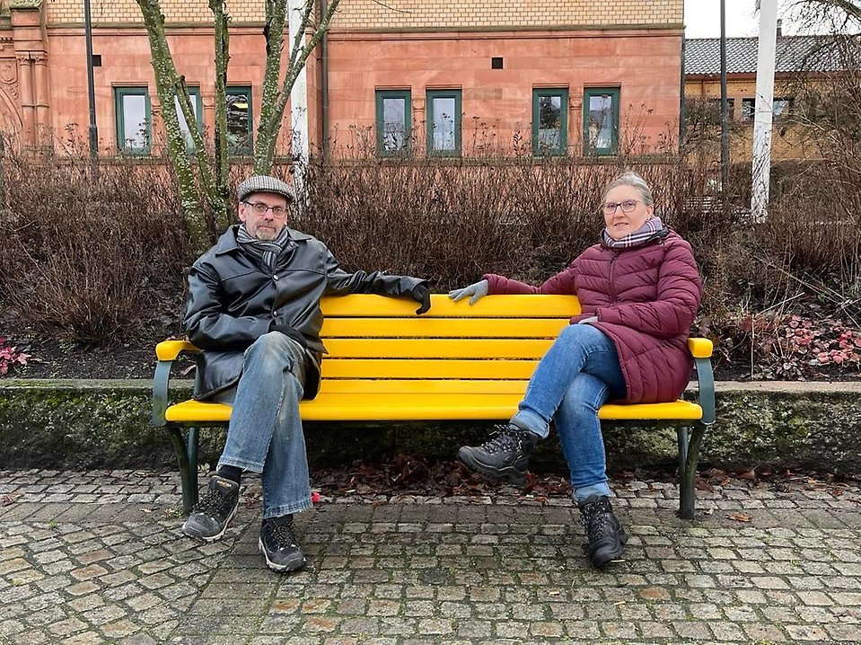 Wilmer och Bente sitter på vänskapsbänken utanför kommunhuset i Sjöbo.