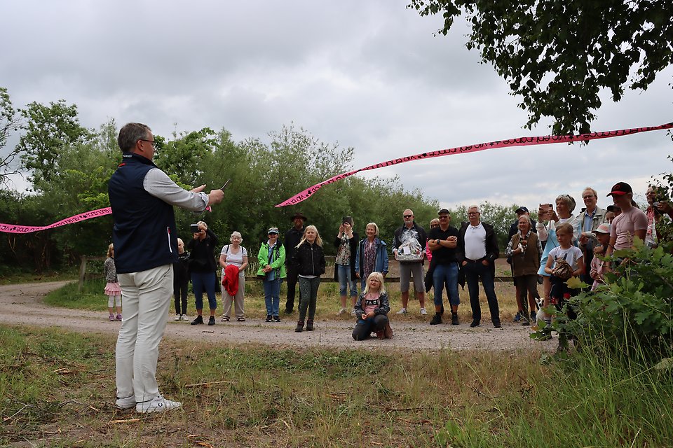 Magnus Weberg, kommunstyrelsens ordförande inviger Säkra slingan i Vollsjö. Ny gång- och ridled.