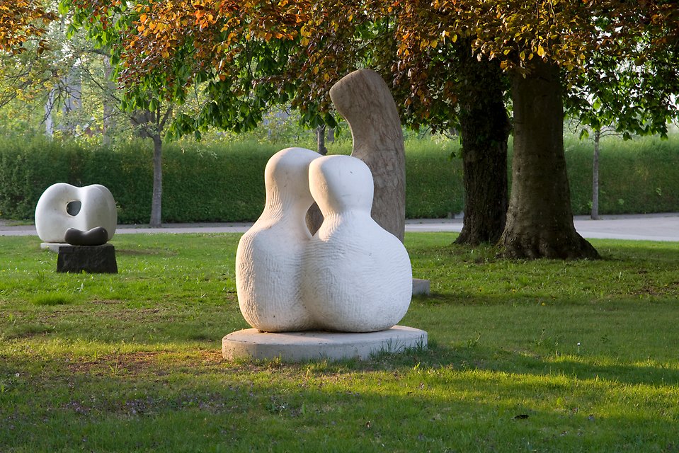 Fotografi av skulpturer av Evert Fornäs i en park i Lövestad. Skulpturerna är vita, med abstrakta rundade former.