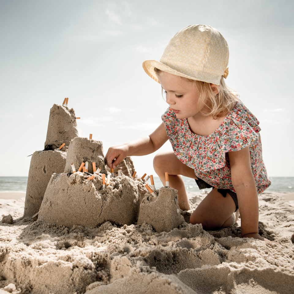 Bild på barn som bygger sandslott