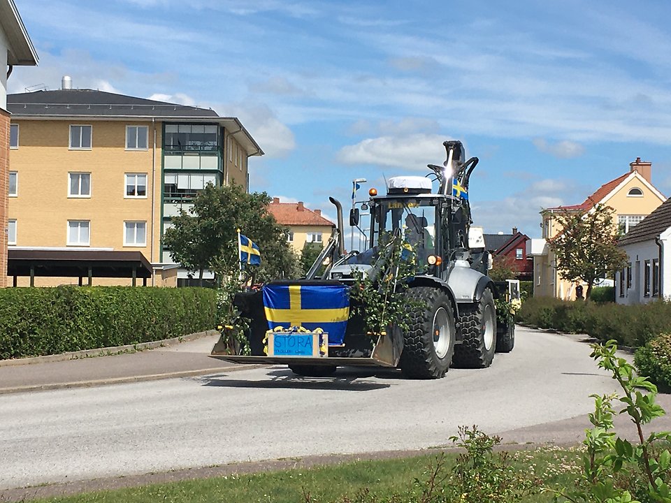Bild föreställande traktor med studentmössa