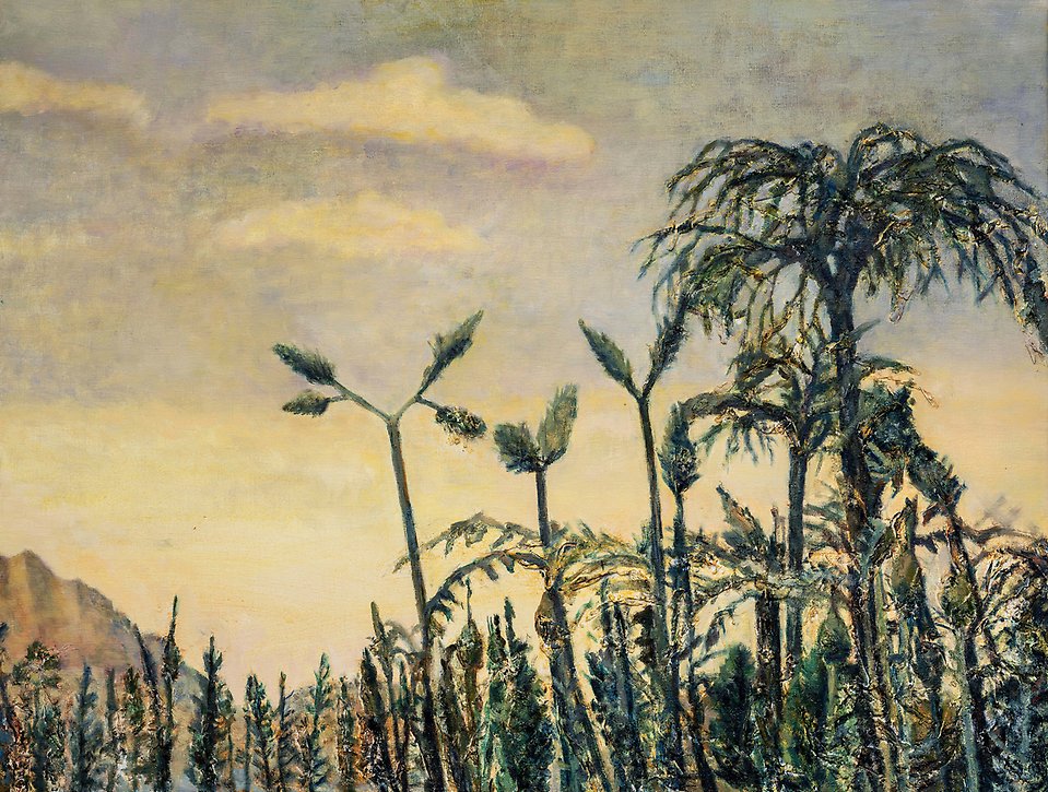 En målning i dova färger som föreställer palmträd och andra växter mot en gulaktig himmel. I bakgrunden skymtas ett berg. 