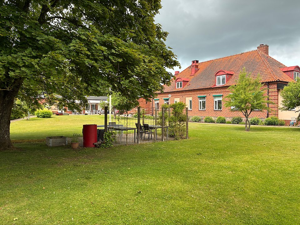 Sandbäcksgården, utomhus