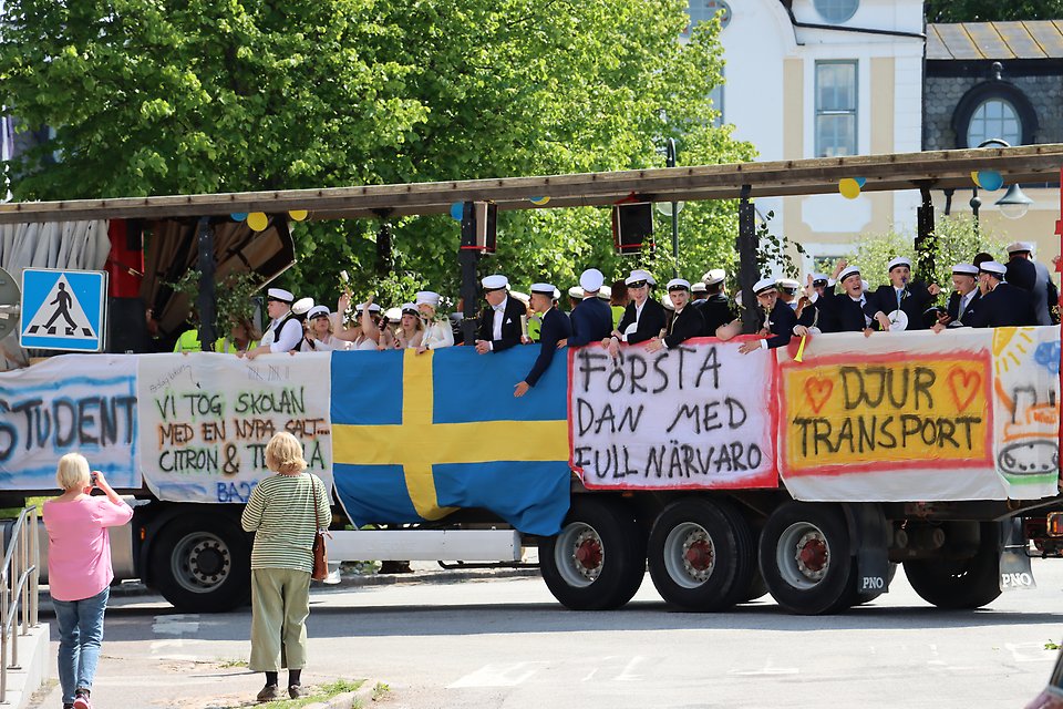 Lastbilsflak med glada studenter, kör förbi Gamla Torg Sjöbo